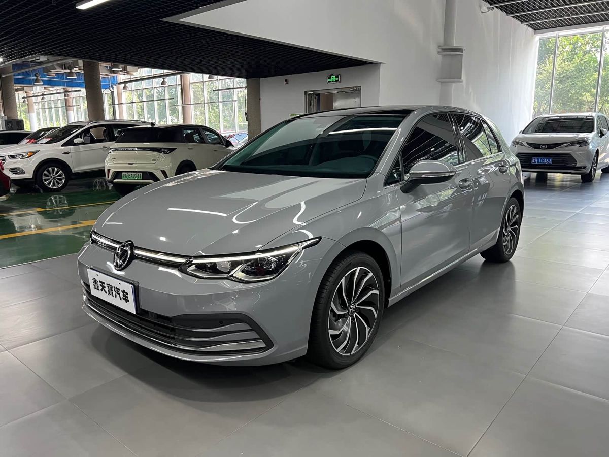 Volkswagen Golf, 2024 г., серебристый / серый, 20 000 км Volkswagen Golf 2023 обновлённая версия 280TSI DSG Pro