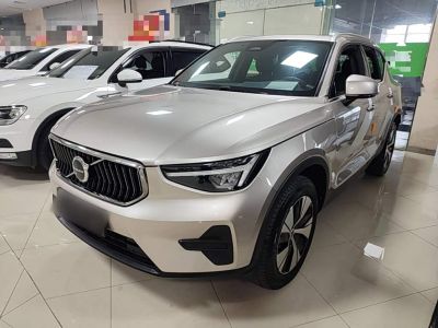 Volvo 沃尔沃XC40, 2021 г., белый, 74 300 км Volvo 沃尔沃XC40, 2022 г., серебристый / серый, 44 000 км