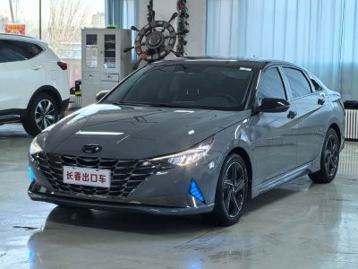 Hyundai Elantra, 2025 г., белый, 26 000 км Hyundai Elantra, 2023 г., серебристый / серый, 26 000 км