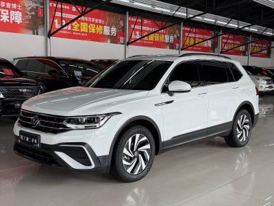 Volkswagen Tiguan L, 2023 г., белый, 26 400 км Volkswagen Tiguan L 2023 330TSI автомат одна ведущая ось Комфорт версия