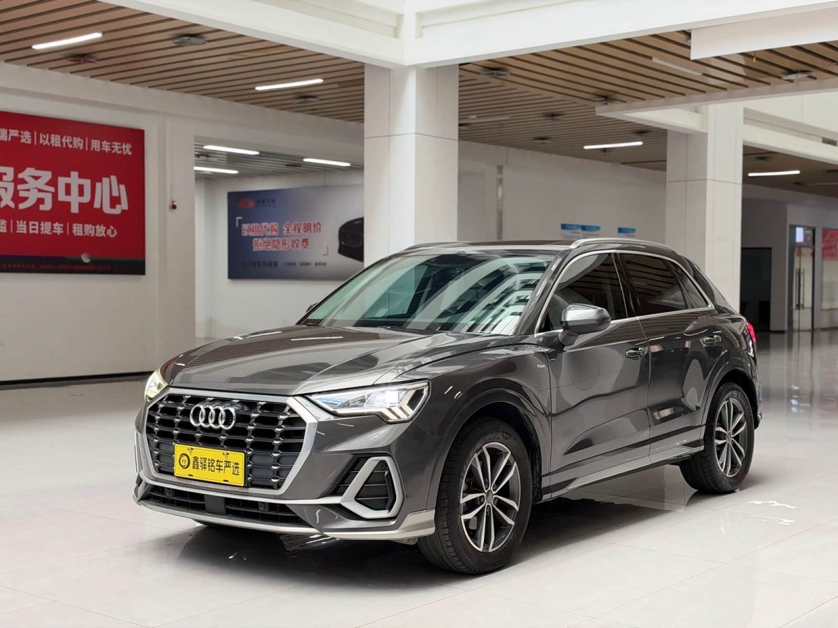 Audi Q3, 2021 г., серебристый / серый, 19 600 км Audi 奥迪Q3, 2021 г., серебристый / серый, 19 600 км