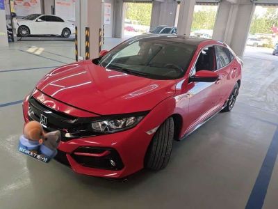 Volkswagen Tiguan L, 2025 г., чёрный, 17 000 км Honda Civic, 2021 г., красный / фиолетовый, 69 000 км