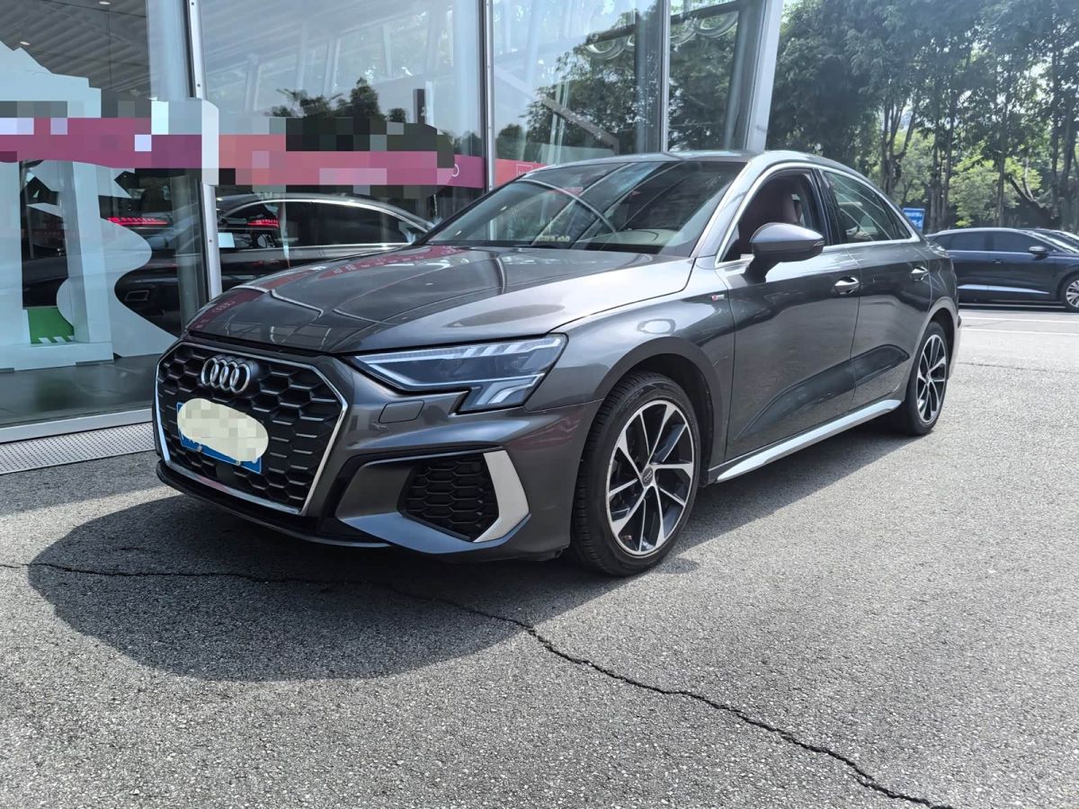 Audi A3, 2022 г., серебристый / серый, 37 000 км Audi A3, 2022 г., серебристый / серый, 37 000 км