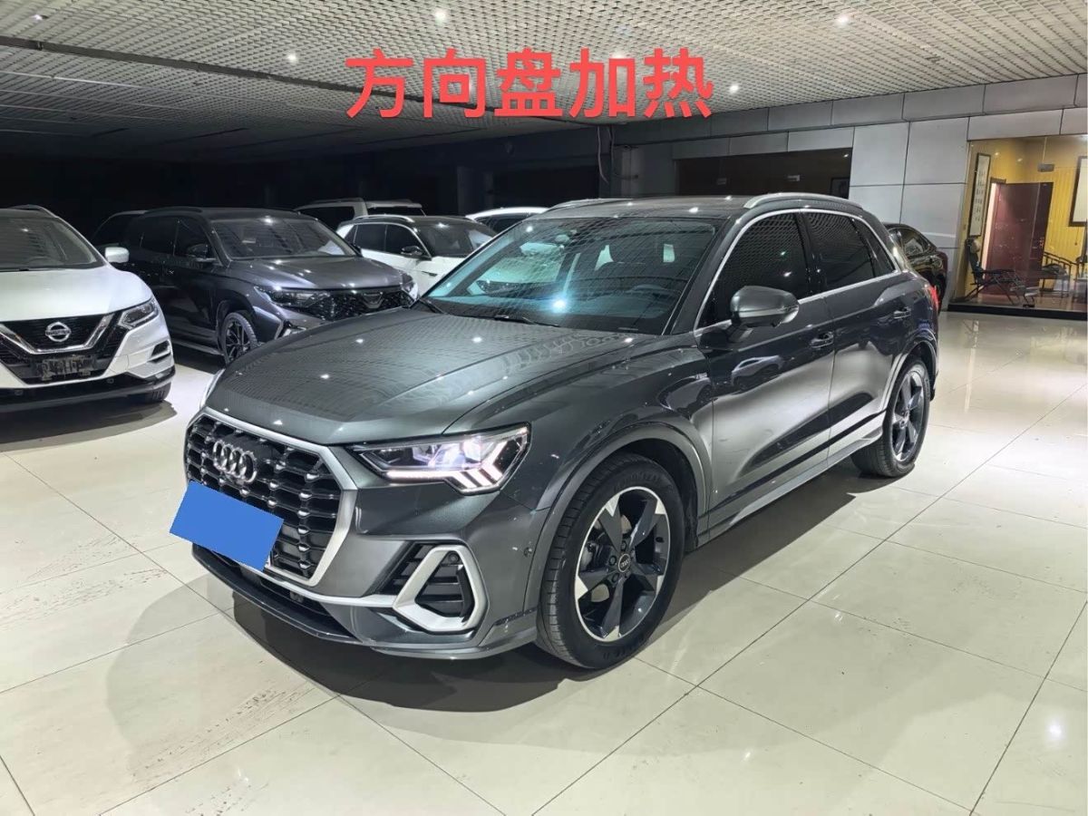 Audi Q3, 2022 г., серебристый / серый, 28 000 км Audi 奥迪Q3, 2022 г., серебристый / серый, 28 000 км