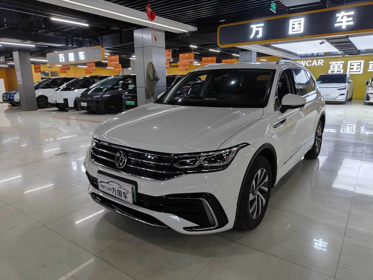 Volkswagen Tiguan L PHEV, 2022 г., белый, 66 000 км Volkswagen Tiguan L подключаемый гибрид 2022 430PHEV подключаемый гибрид Флагман