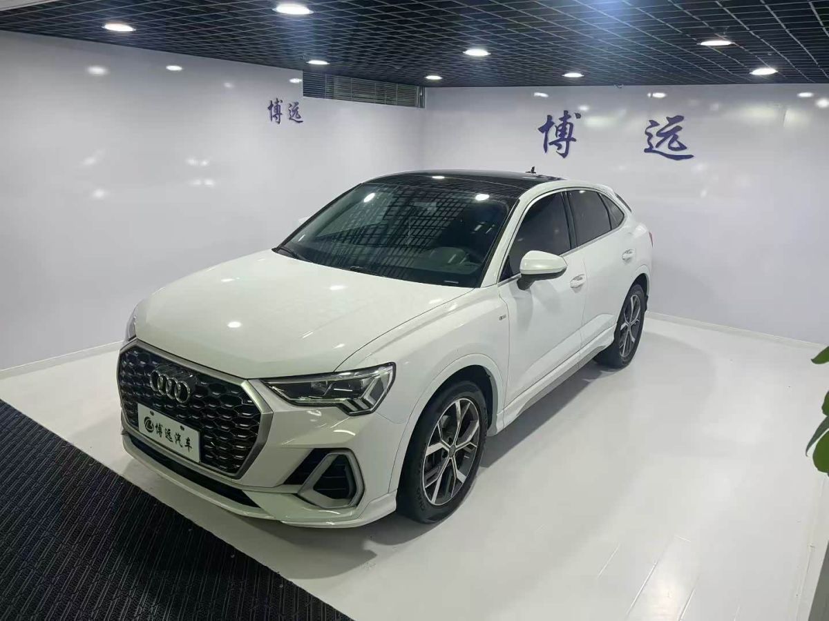 Audi Q3 Sportback, 2021 г., белый, 80 000 км Audi 奥迪Q3 Sportback, 2021 г., белый, 80 000 км