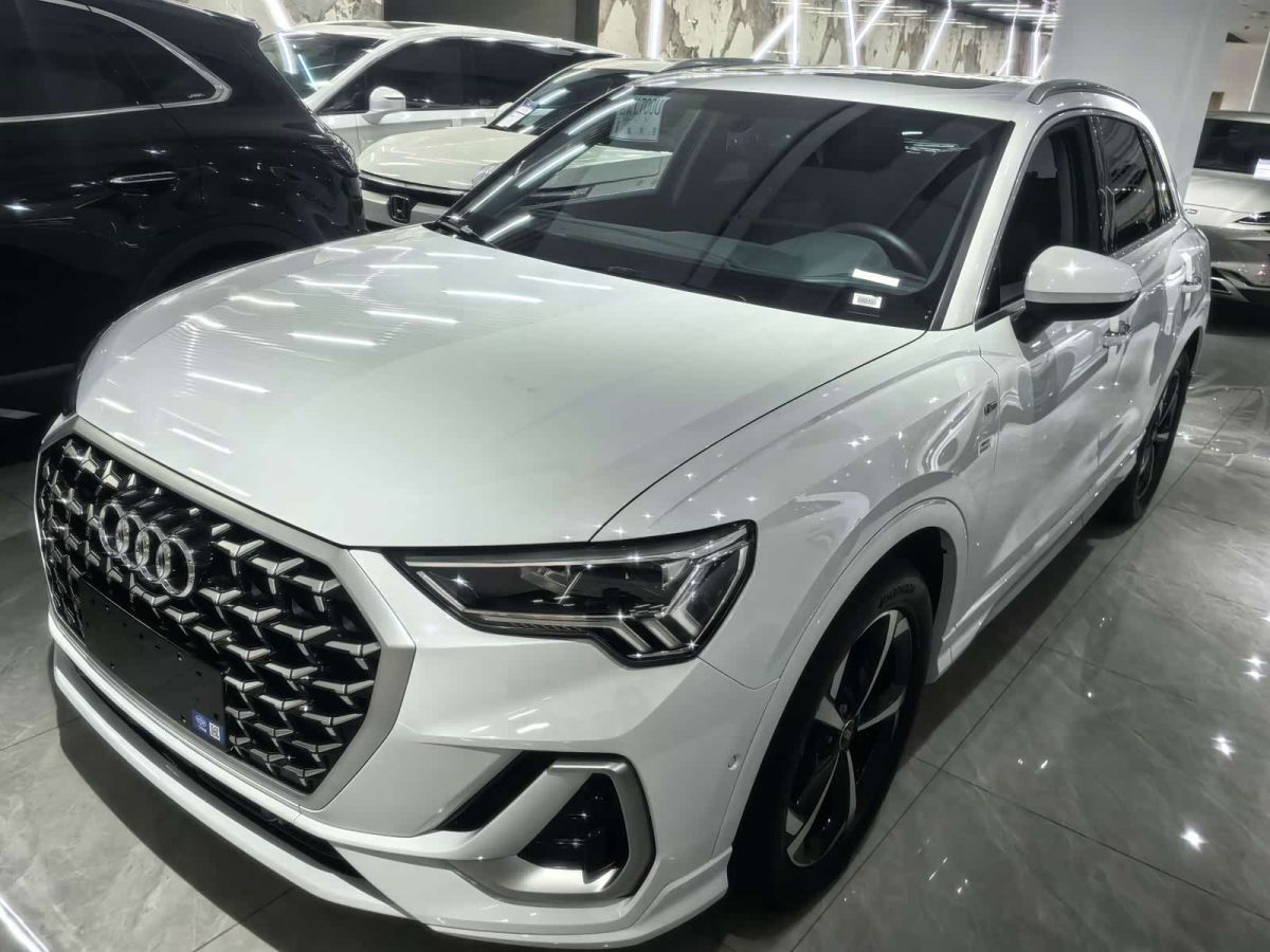 Audi Q3, 2024 г., белый, 7 000 км Audi 奥迪Q3, 2024 г., белый, 7 000 км