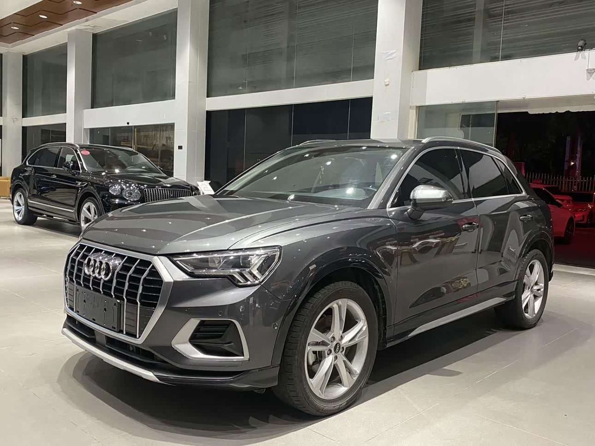 Audi Q3, 2023 г., серебристый / серый, 44 000 км Audi 奥迪Q3, 2023 г., серебристый / серый, 44 000 км