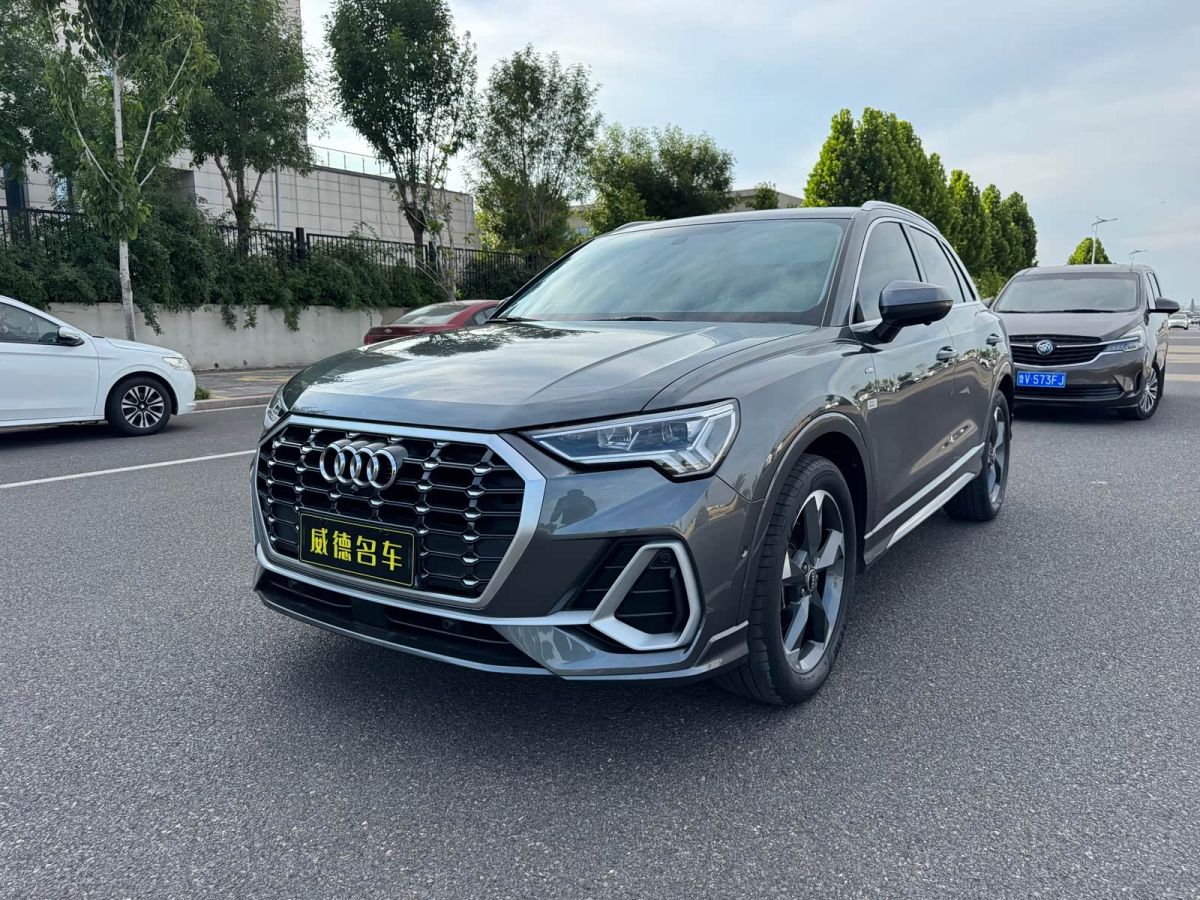 Audi Q3, 2022 г., серебристый / серый, 47 000 км Audi 奥迪Q3, 2022 г., серебристый / серый, 47 000 км