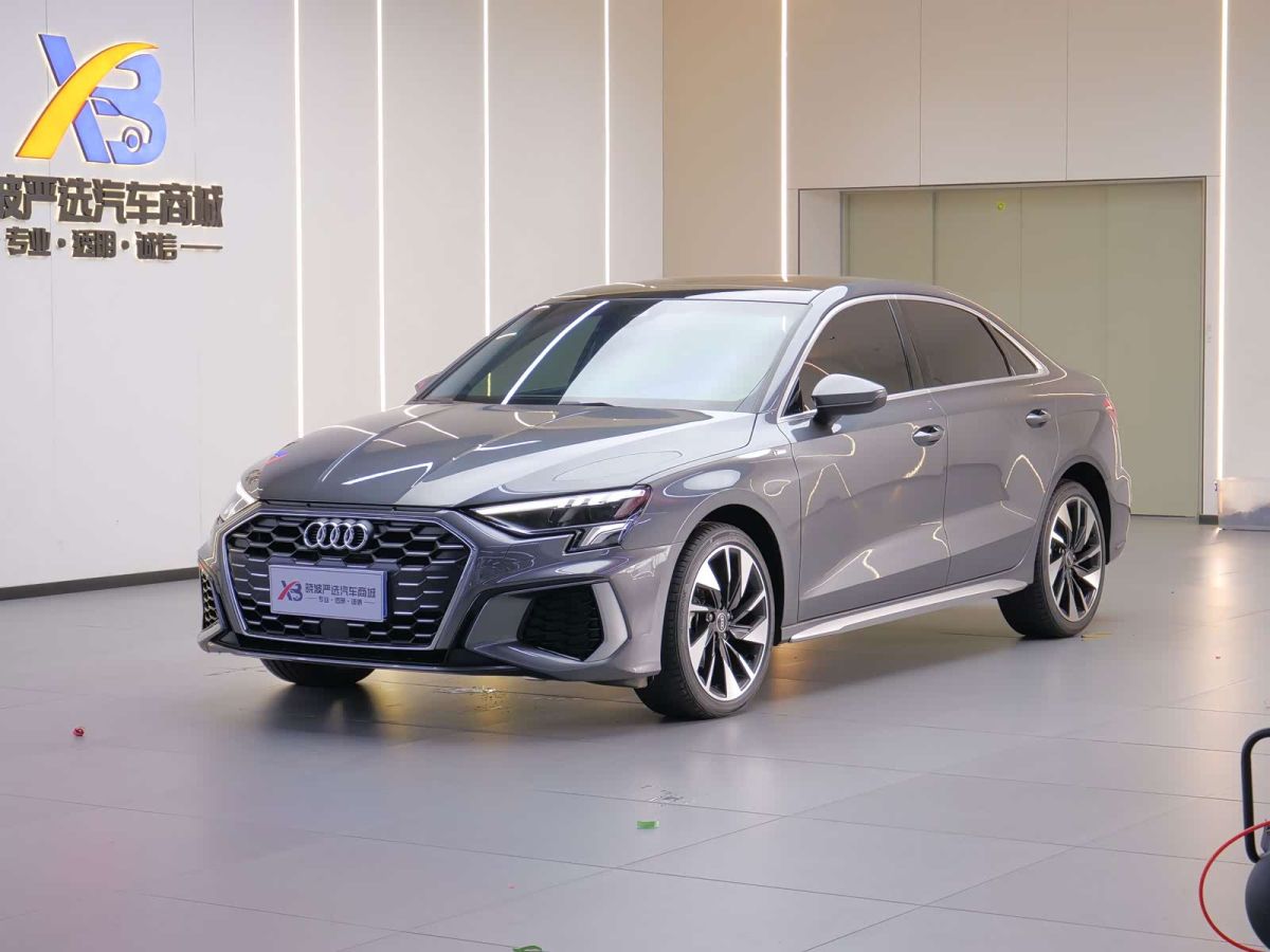 Audi A3, 2024 г., серебристый / серый, 26 000 км Audi A3, 2024 г., серебристый / серый, 26 000 км