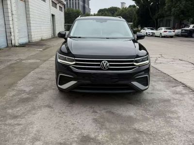 Volkswagen Tiguan L, 2022 г., чёрный, 40 000 км Volkswagen Tiguan L 2022 330TSI автомат одна ведущая ось Комфорт версия