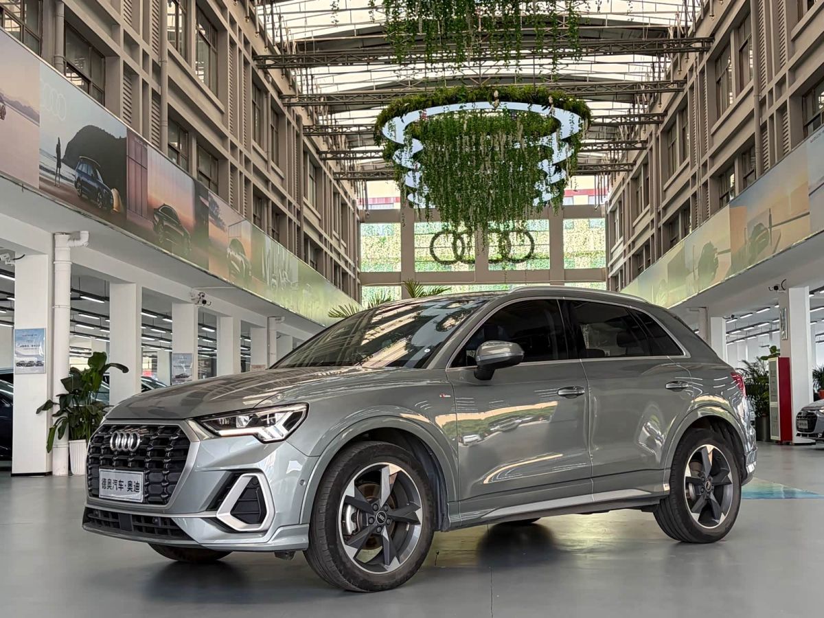 Audi Q3, 2023 г., серебристый / серый, 36 000 км Audi 奥迪Q3, 2023 г., серебристый / серый, 36 000 км