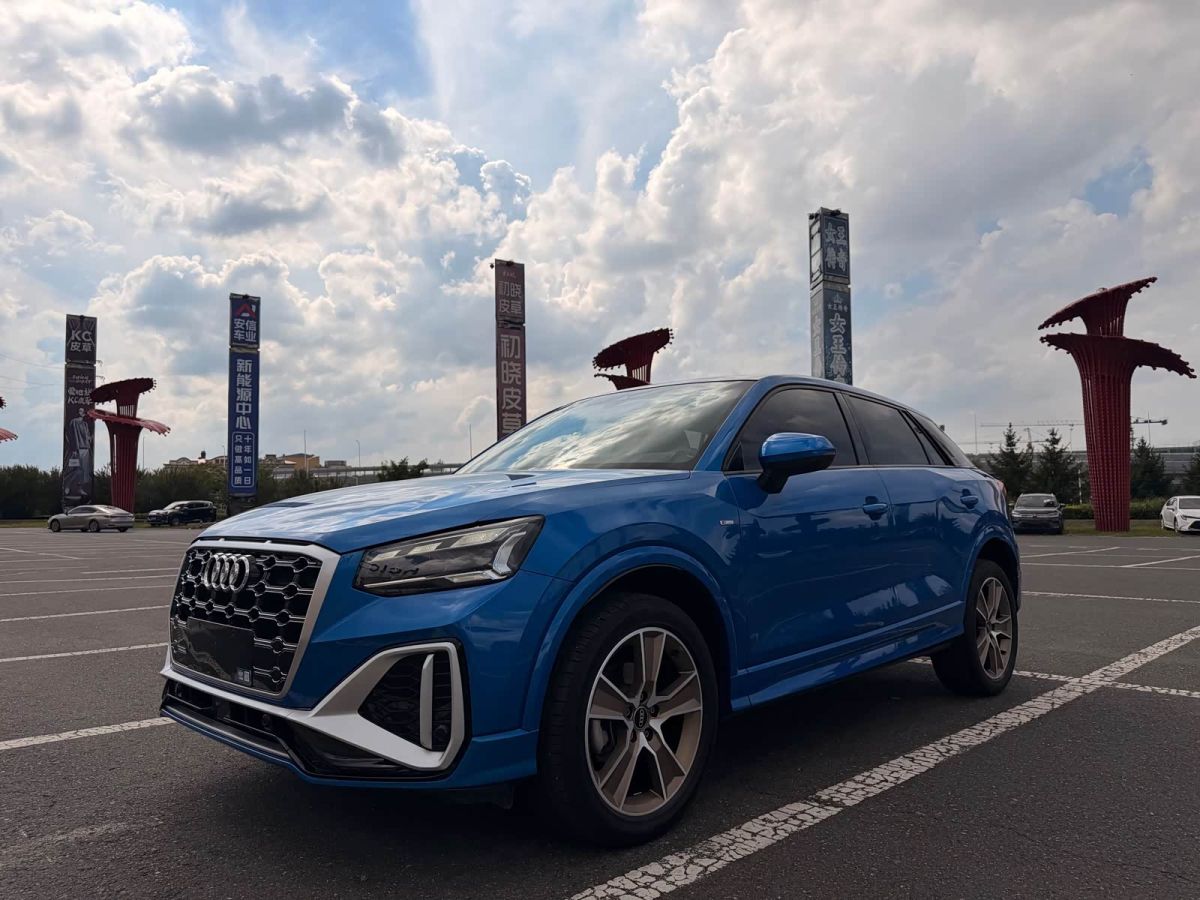 Audi Q2L, 2022 г., синий, 35 000 км Audi 奥迪Q2L, 2022 г., синий, 35 000 км