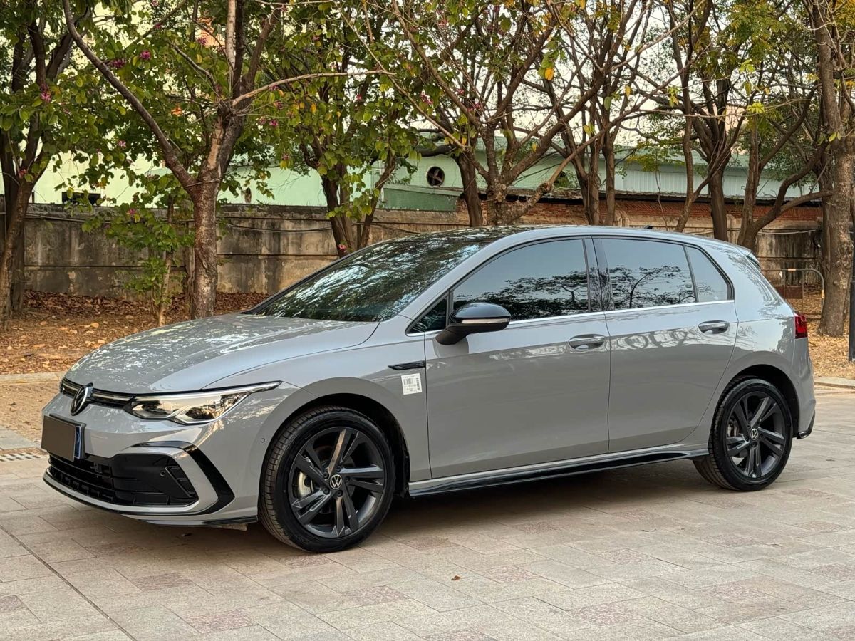Volkswagen Golf, 2024 г., серебристый / серый, 25 000 км Volkswagen Golf 2023 обновлённая версия 280TSI DSG R-Line Lite