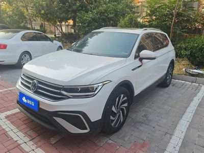 Volkswagen Tiguan L, 2021 г., белый, 58 000 км Volkswagen Tiguan L 2022 330TSI автомат одна ведущая ось комплектация «Умный комфорт»