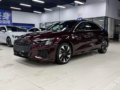 Audi A3, 2022 г., зелёный, 60 400 км Audi A3, 2022 г., красный / фиолетовый, 24 000 км