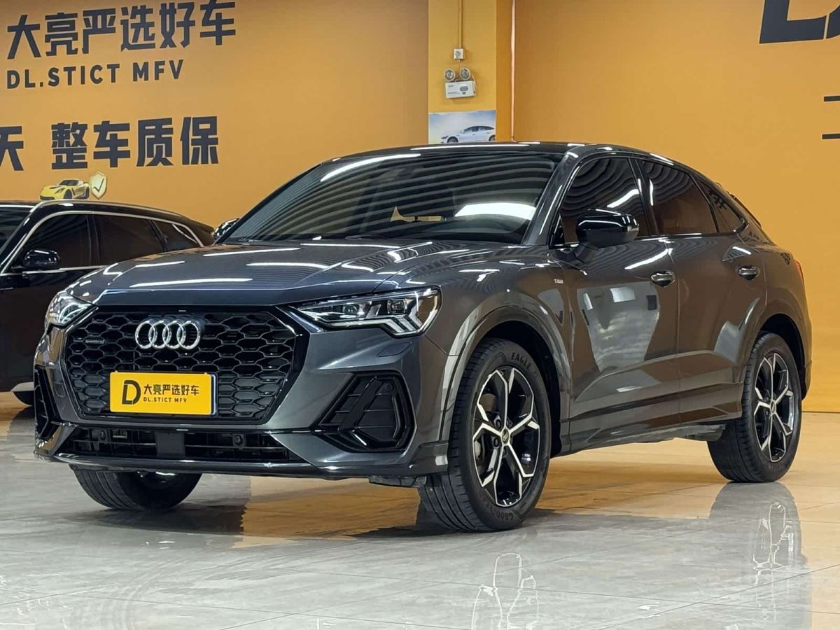 Audi Q3 Sportback, 2022 г., серебристый / серый, 71 000 км Audi 奥迪Q3 Sportback, 2022 г., серебристый / серый, 71 000 км
