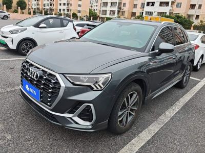 Audi Q3, 2021 г., серебристый / серый, 34 000 км Audi 奥迪Q3, 2021 г., серебристый / серый, 35 200 км