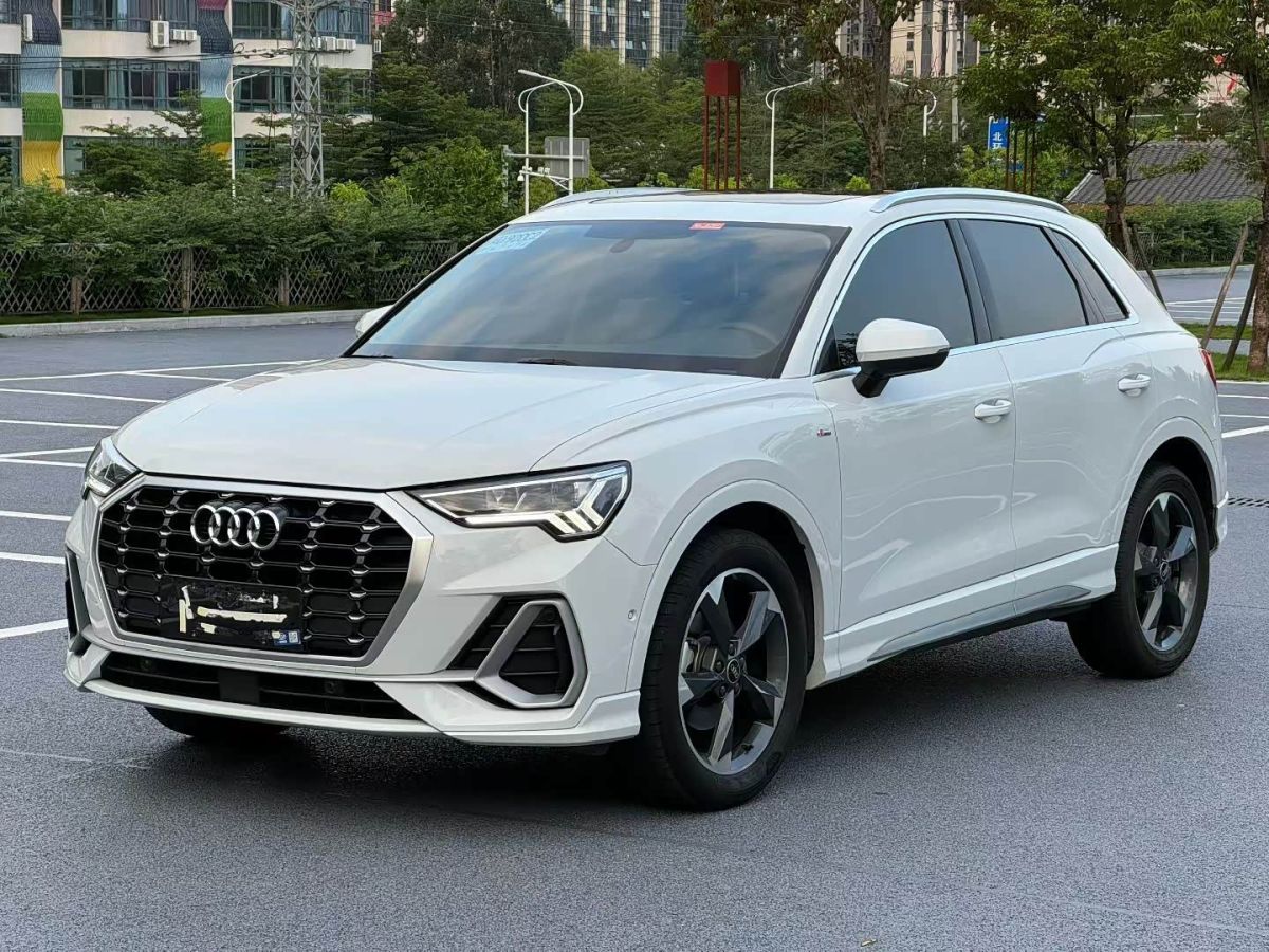 Audi Q3, 2023 г., белый, 47 000 км Audi 奥迪Q3, 2023 г., белый, 47 000 км