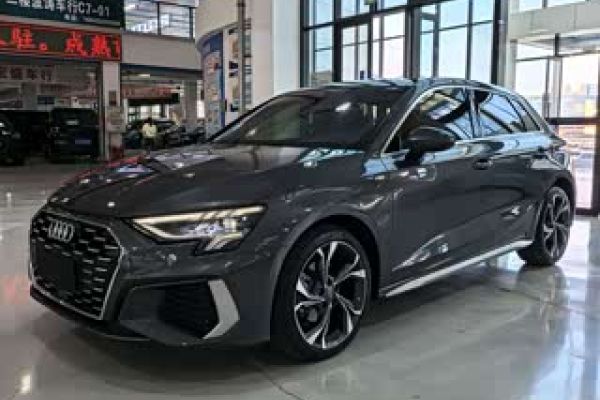 Audi A3, 2022 г., серебристый / серый, 60 000 км
