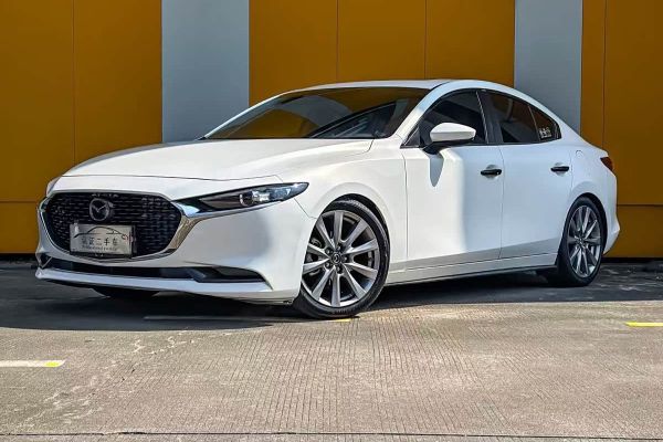 Mazda 马自达3 昂克赛拉, 2021 г., белый, 80 000 км