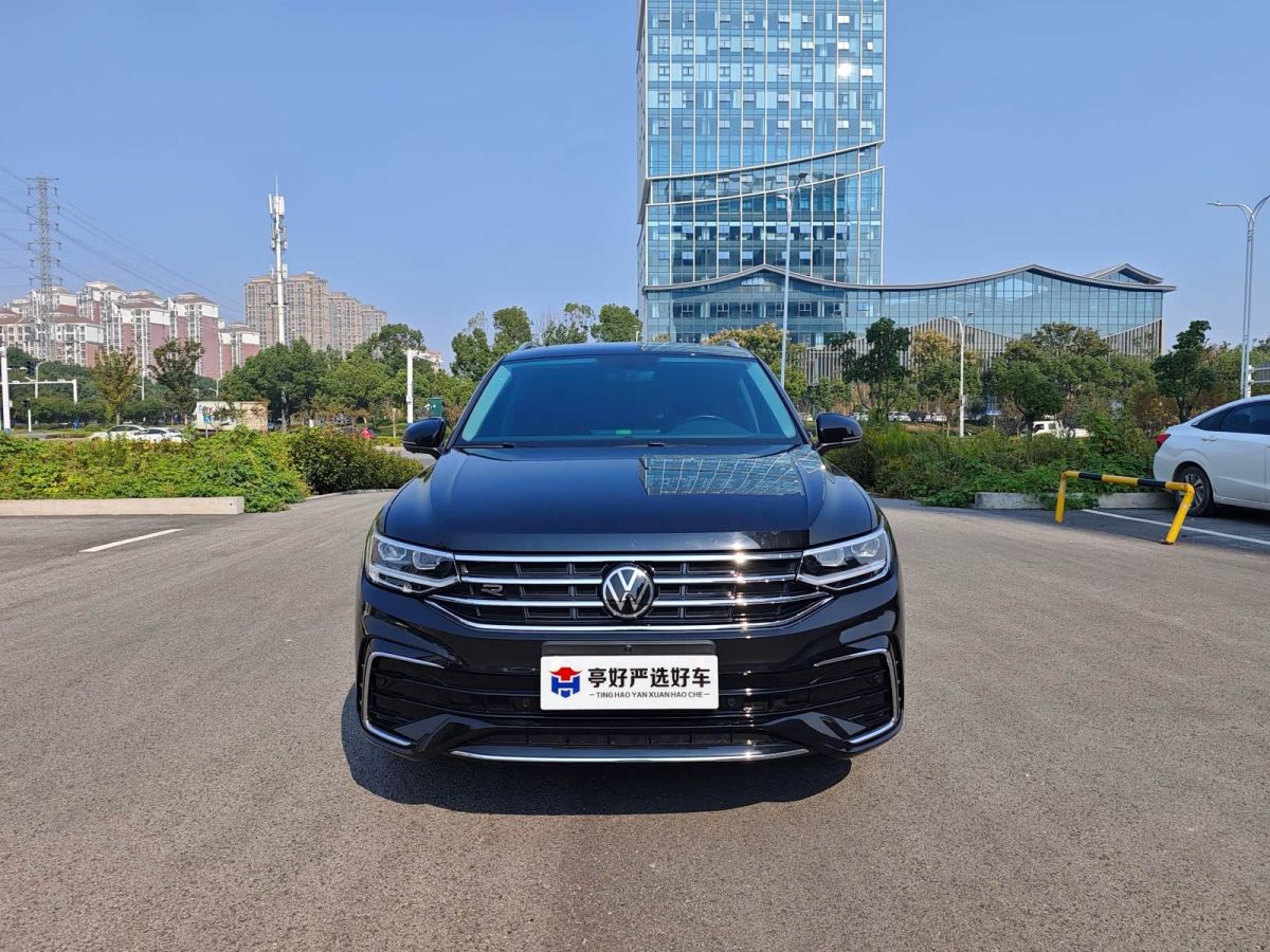 Volkswagen Tiguan L, 2024 г., чёрный, 33 000 км Volkswagen Tiguan L 2024 330TSI автомат одна ведущая ось R-Line комплектация «Юэсян»