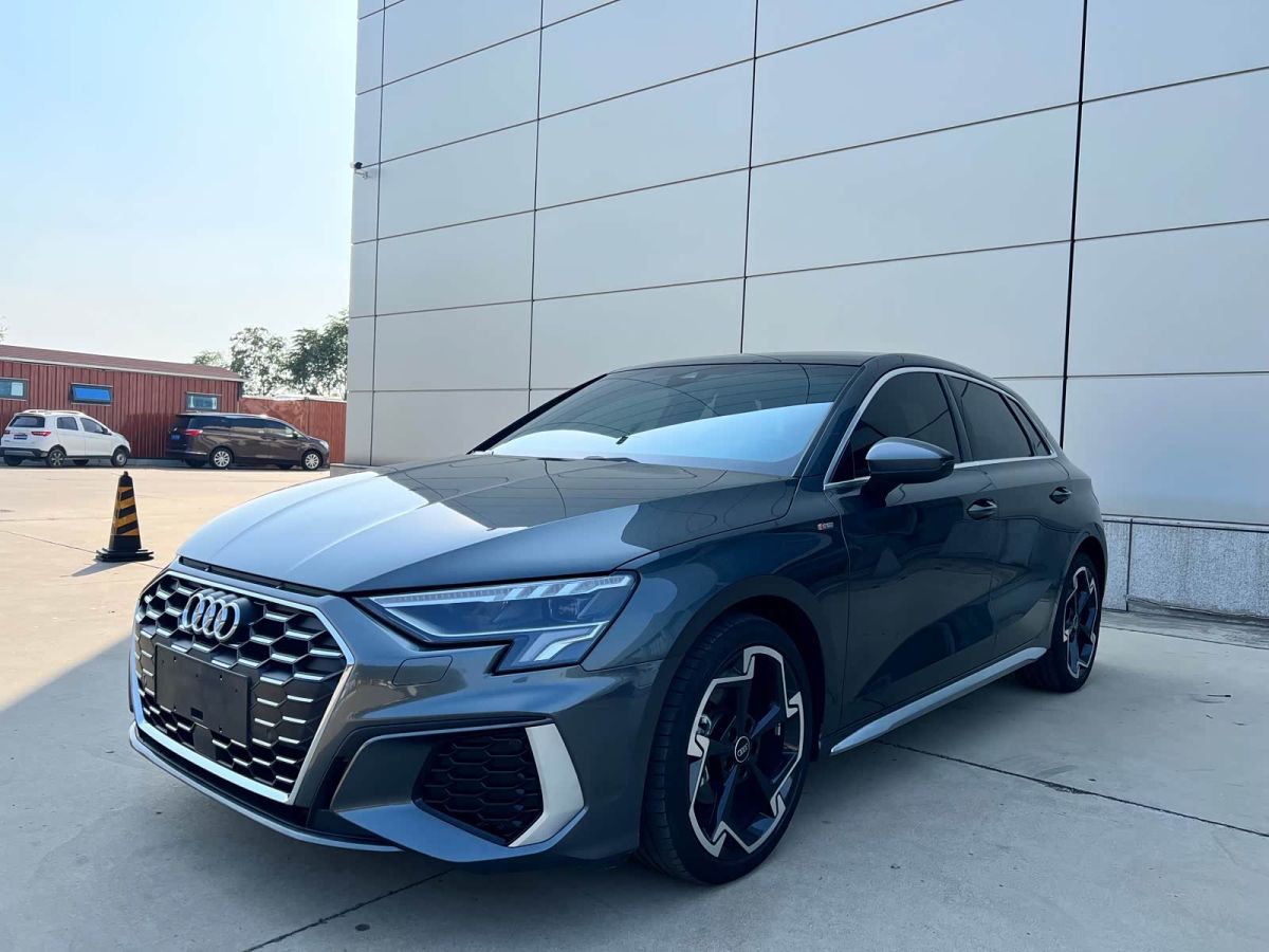 Audi A3, 2023 г., серебристый / серый, 16 000 км Audi A3, 2023 г., серебристый / серый, 16 000 км