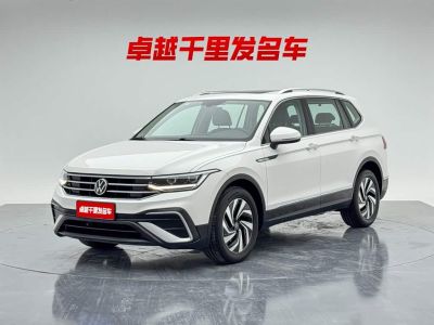 Volkswagen Tiguan L PHEV, 2024 г., белый, 64 000 км Volkswagen Tiguan L 2022 330TSI автомат одна ведущая ось комплектация «Умный комфорт»