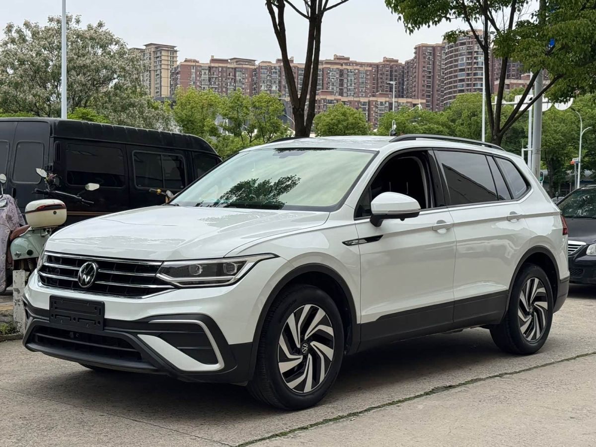 Volkswagen Tiguan L, 2023 г., белый, 12 000 км Volkswagen Tiguan L 2023 330TSI автомат одна ведущая ось Комфорт версия