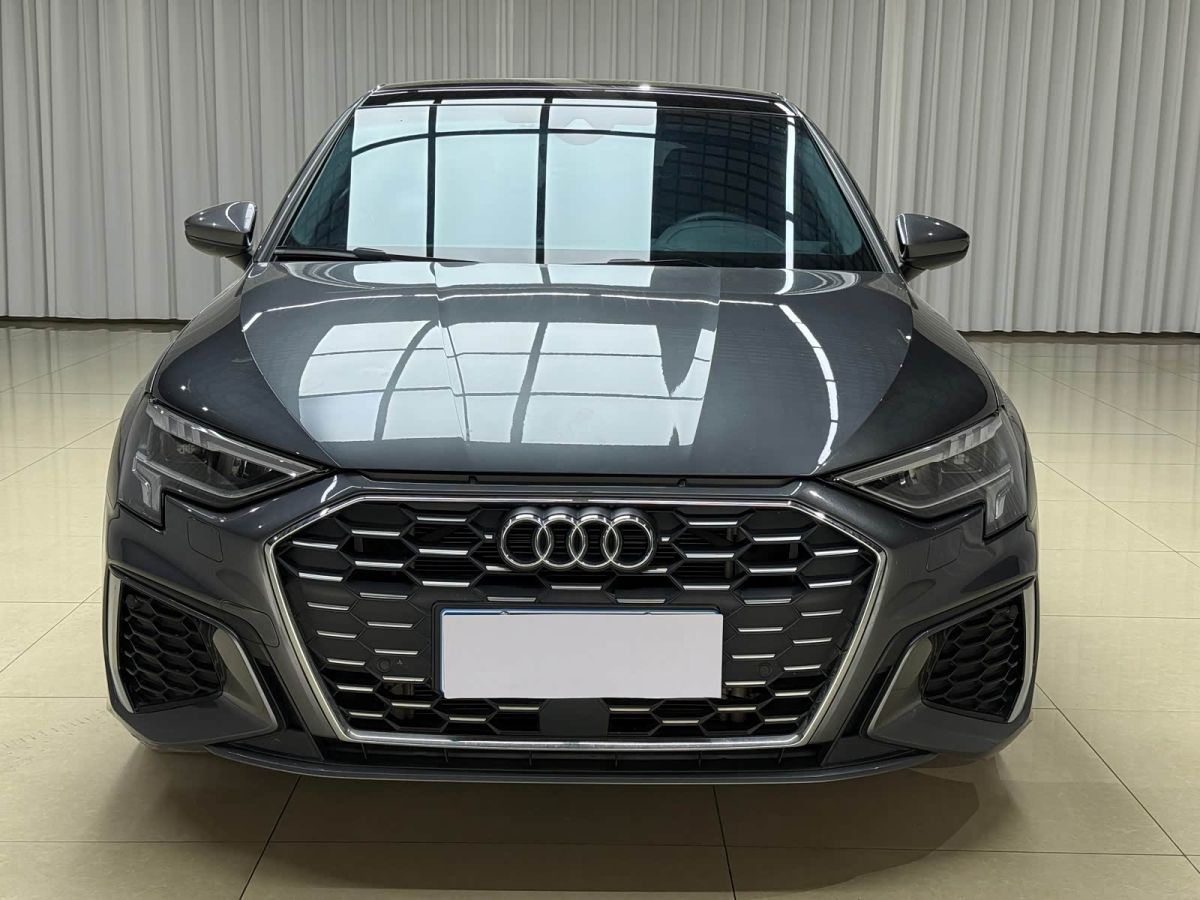 Audi A3, 2024 г., серебристый / серый, 39 000 км Audi A3, 2024 г., серебристый / серый, 39 000 км