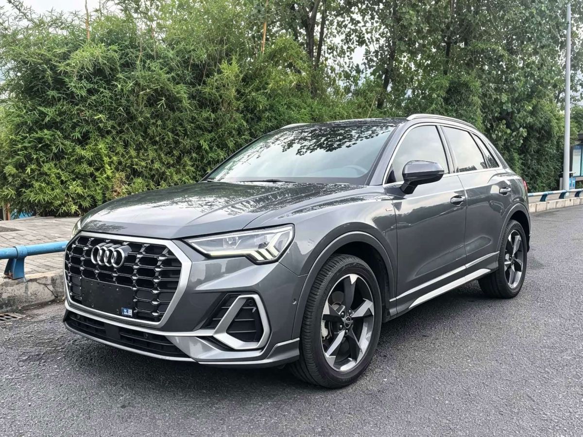Audi Q3, 2021 г., серебристый / серый, 68 000 км Audi 奥迪Q3, 2021 г., серебристый / серый, 68 000 км