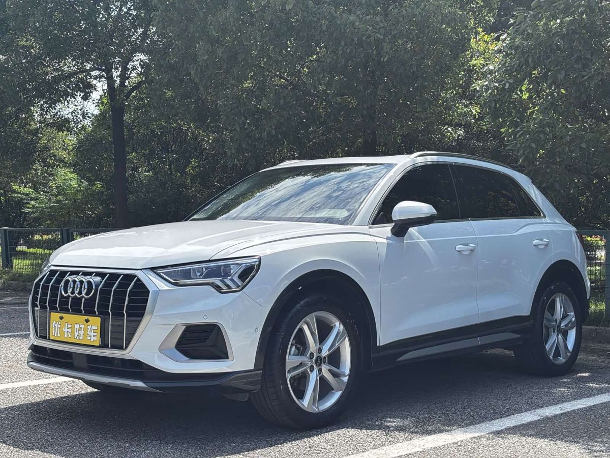 Audi Q3, 2023 г., белый, 52 000 км Audi 奥迪Q3, 2023 г., белый, 52 000 км