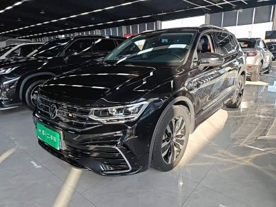 Volkswagen Tiguan L, 2022 г., чёрный, 40 000 км Volkswagen Tiguan L 2022 330TSI автомат одна ведущая ось R-Line комплектация «Юэсян»