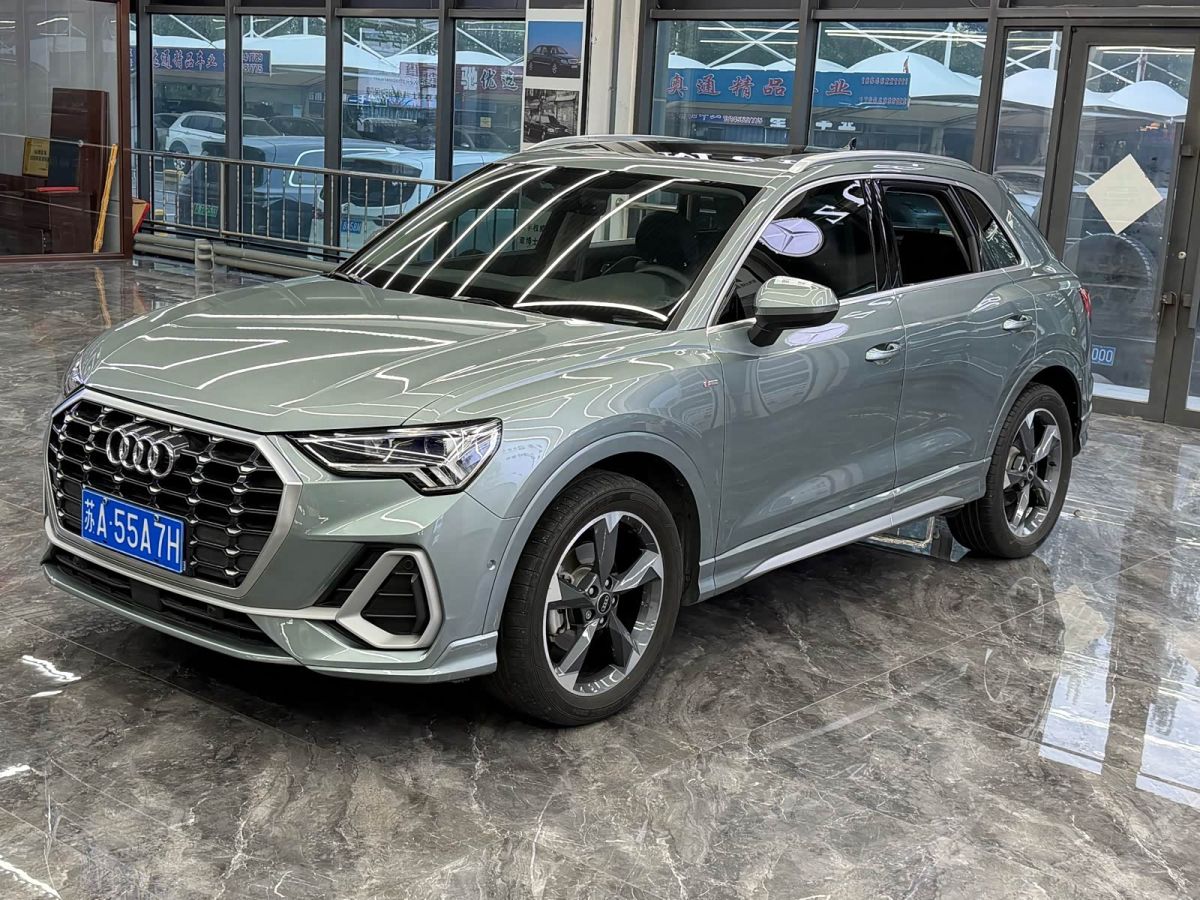 Audi Q3, 2022 г., зелёный, 30 000 км Audi 奥迪Q3, 2022 г., зелёный, 30 000 км