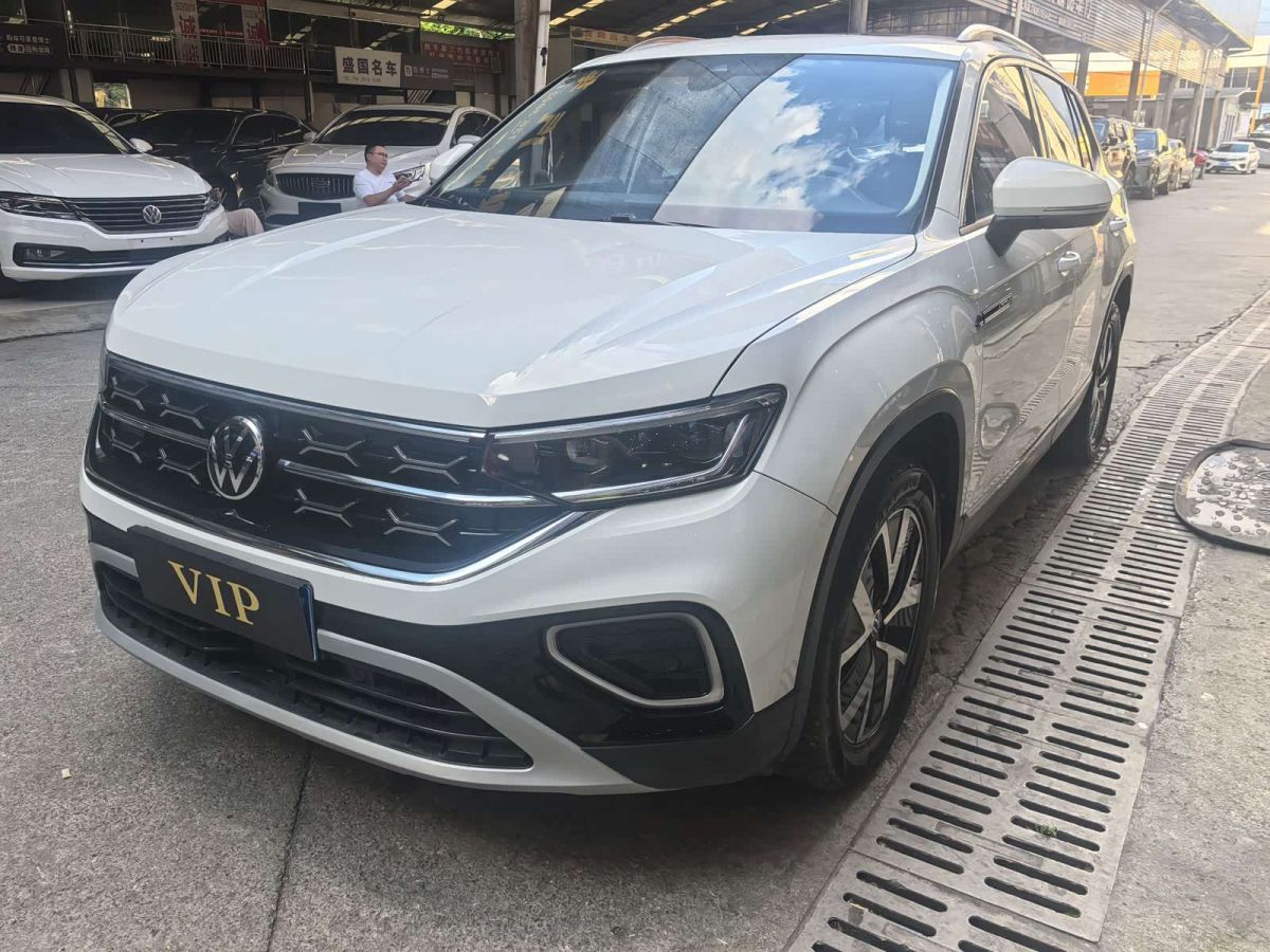 Volkswagen Tayron, 2024 г., белый, 40 000 км Volkswagen Tayron 2023 330TSI одна ведущая ось комплектация «Люкс Plus», исполнение «Цзиньцзе»