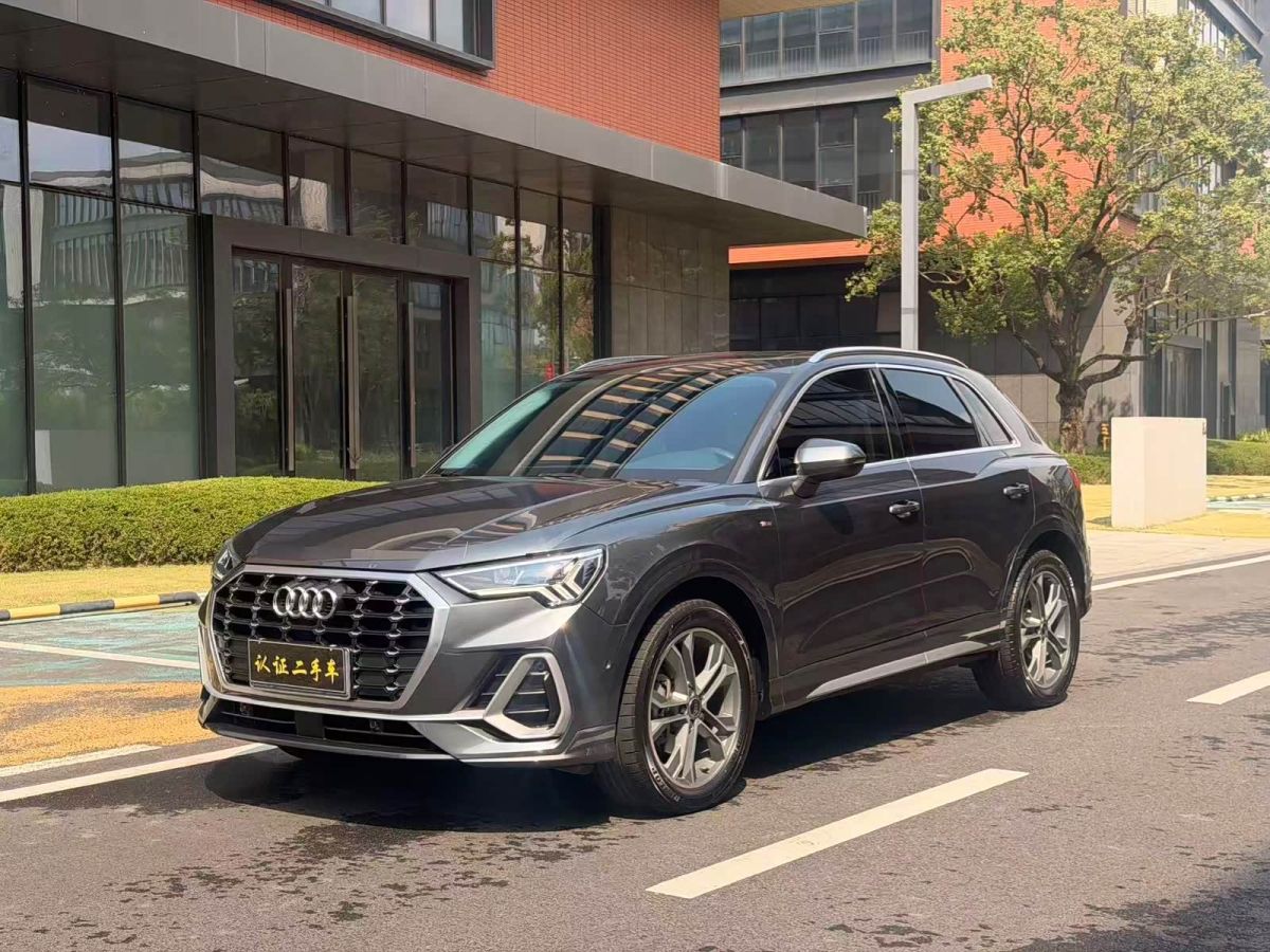 Audi Q3, 2023 г., серебристый / серый, 30 000 км Audi 奥迪Q3, 2023 г., серебристый / серый, 30 000 км