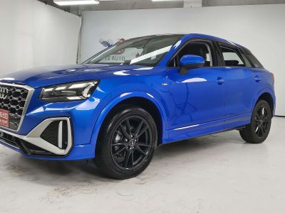 Audi Q2L, 2023 г., серебристый / серый, 35 000 км Audi 奥迪Q2L, 2023 г., синий, 12 000 км