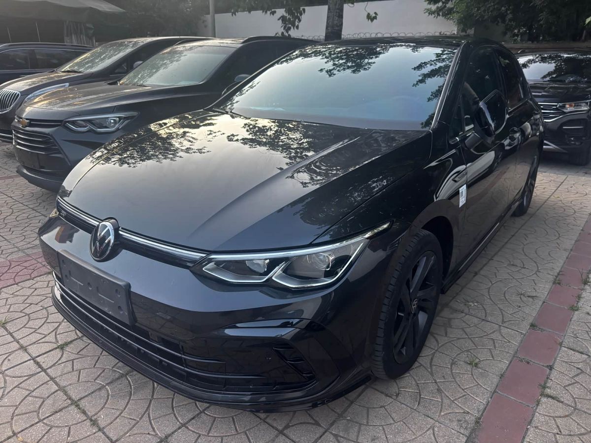 Volkswagen Golf, 2024 г., серебристый / серый, 40 000 км Volkswagen Golf 2023 обновлённая версия 280TSI DSG R-Line