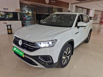 Volkswagen Tayron, 2023 г., белый, 31 400 км Volkswagen Tayron 2023 330TSI одна ведущая ось комплектация «Люкс Plus», исполнение «Цзиньцзе»