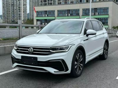 Volkswagen Tiguan L, 2023 г., шампань / коричневый, 28 600 км Volkswagen Tiguan L 2024 330TSI автомат одна ведущая ось R-Line комплектация «Юэсян»