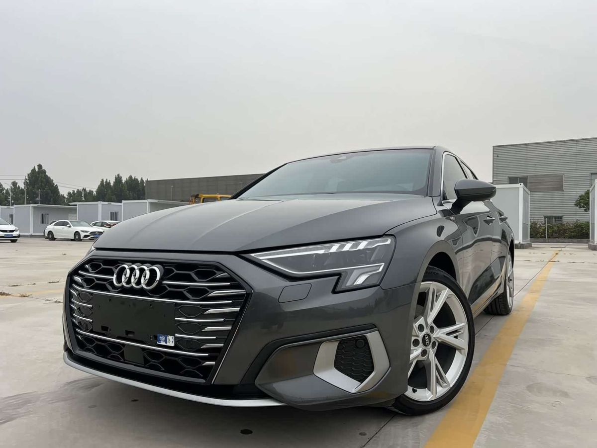 Audi A3, 2024 г., серебристый / серый, 27 000 км