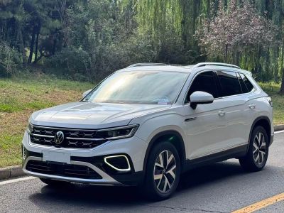 Volkswagen Tayron, 2023 г., белый, 31 400 км Volkswagen Tayron 2023 330TSI одна ведущая ось комплектация «Люкс Plus», исполнение «Цзиньцзе»