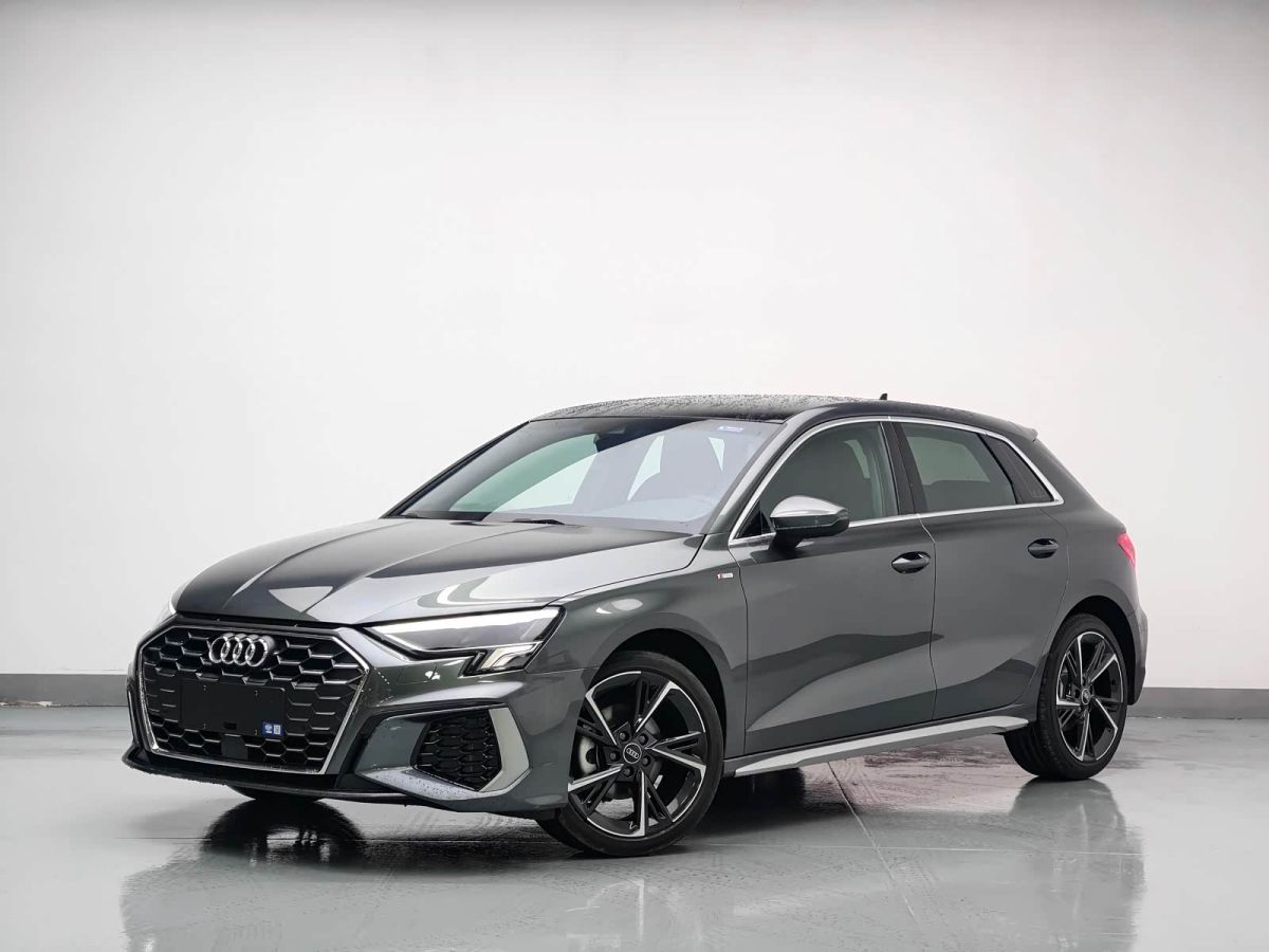 Audi A3, 2024 г., серебристый / серый, 5 000 км Audi A3, 2024 г., серебристый / серый, 5 000 км
