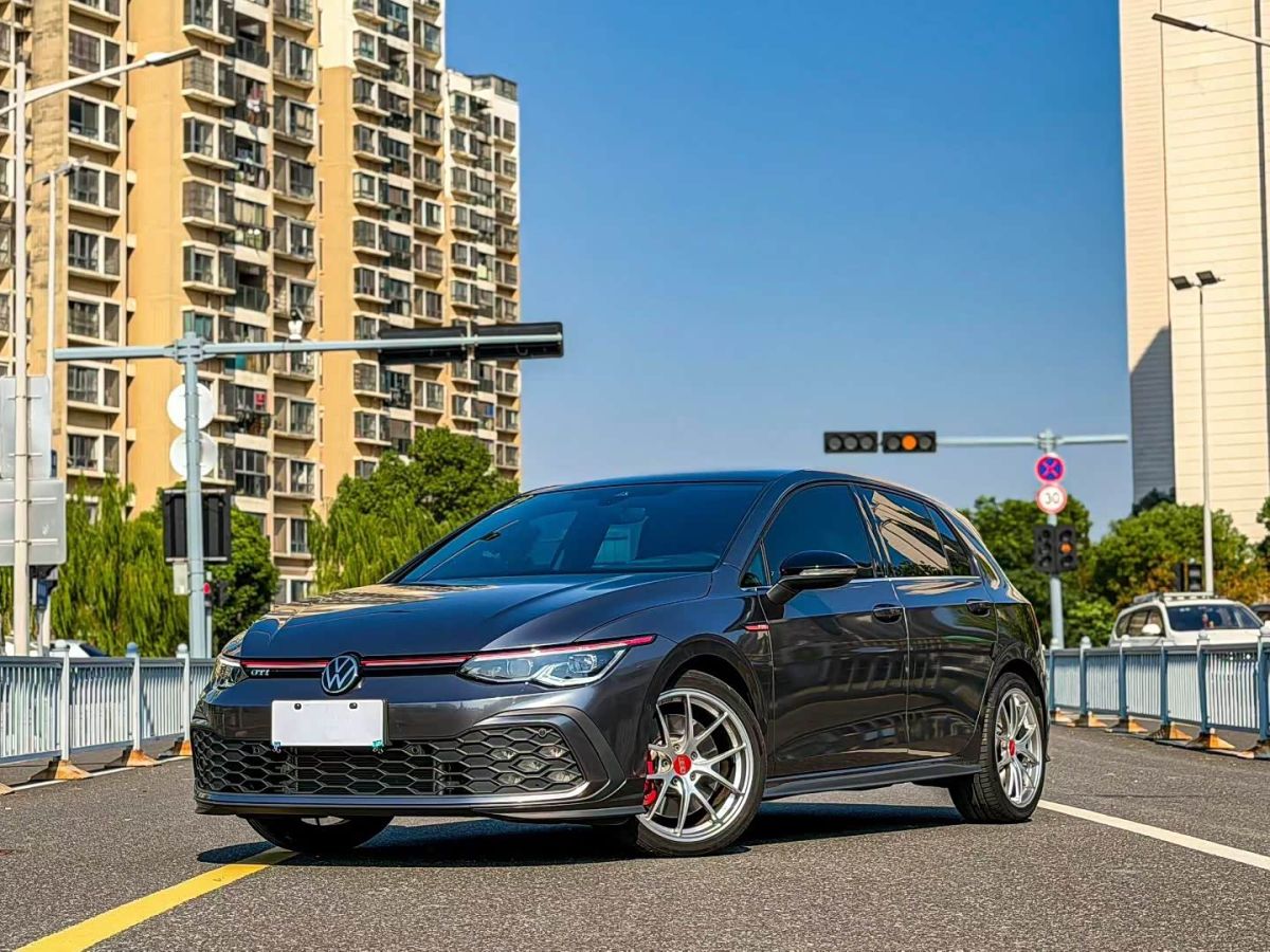 Volkswagen Golf GTI, 2025 г., серебристый / серый, 29 000 км Volkswagen Golf GTI 2023 380TSI DSG GTI