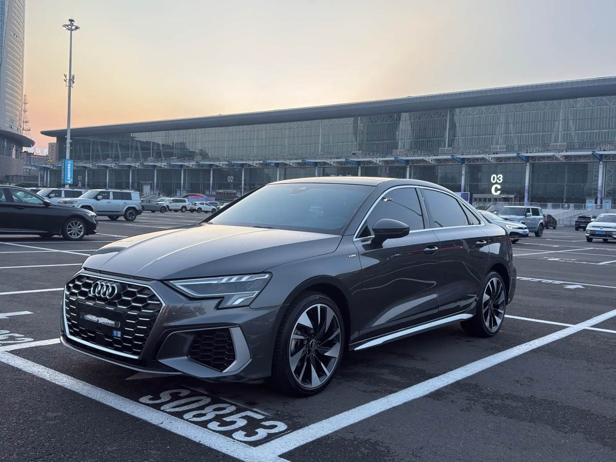 Audi A3, 2023 г., серебристый / серый, 17 000 км Audi A3, 2023 г., серебристый / серый, 17 000 км
