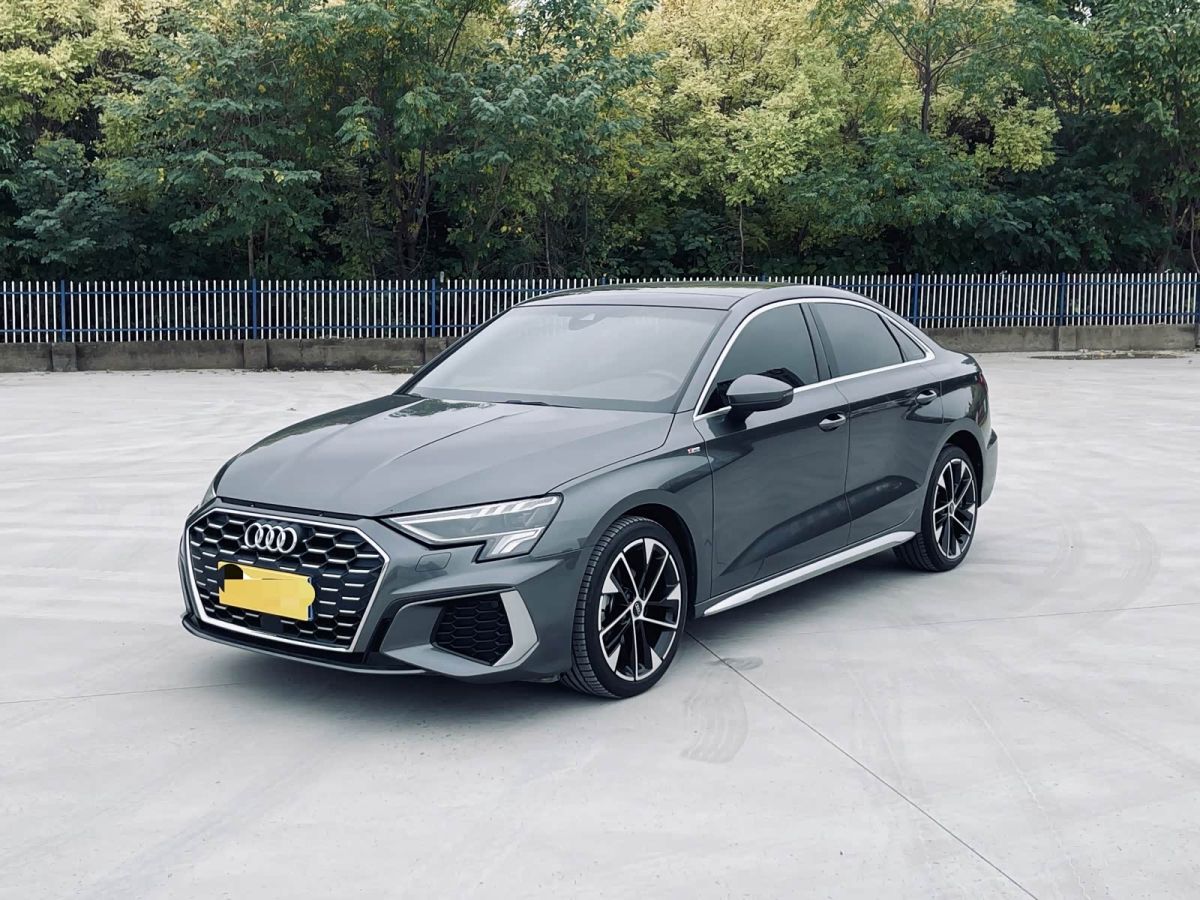 Audi A3, 2023 г., серебристый / серый, 31 000 км Audi A3, 2023 г., серебристый / серый, 31 000 км