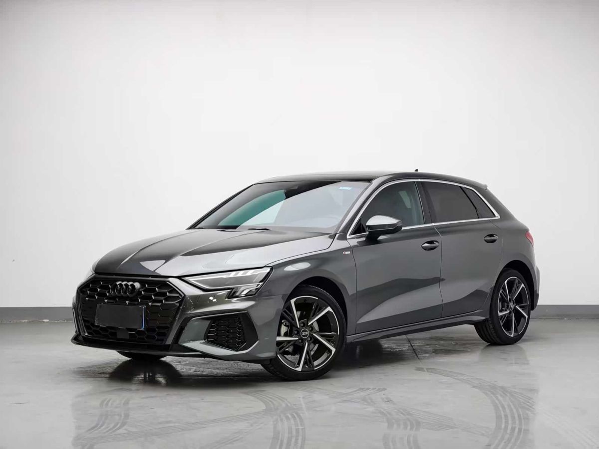 Audi A3, 2024 г., серебристый / серый, 6 000 км Audi A3, 2024 г., серебристый / серый, 6 000 км