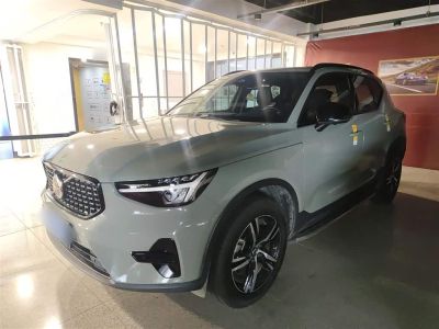 Volvo 沃尔沃XC40, 2022 г., синий, 71 100 км Volvo 沃尔沃XC40, 2023 г., зелёный, 60 000 км