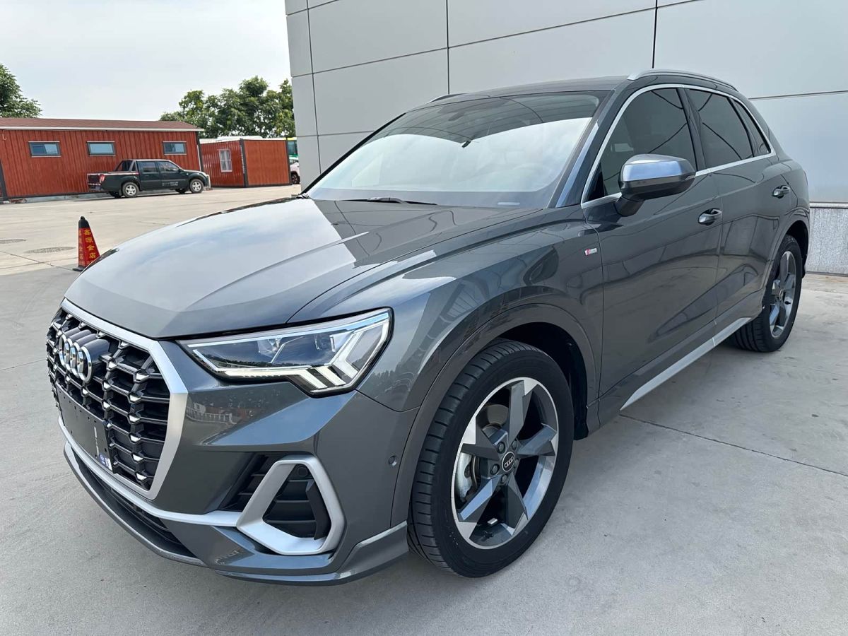 Audi 奥迪Q3, 2023 г., серебристый / серый, 26 000 км