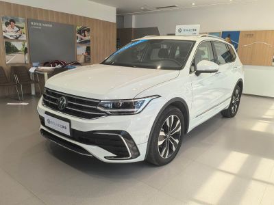 Volkswagen Tiguan L, 2024 г., чёрный, 46 100 км Volkswagen Tiguan L 2025 исполнение «Чучжун» 330TSI автомат одна ведущая ось R-Line Лунъяо версия